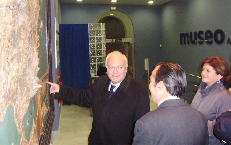 Foto 2 de 3 del artículo «El ex-ministro Miguel Ángel Moratinos visita el Museo Aguilar y Eslava»
