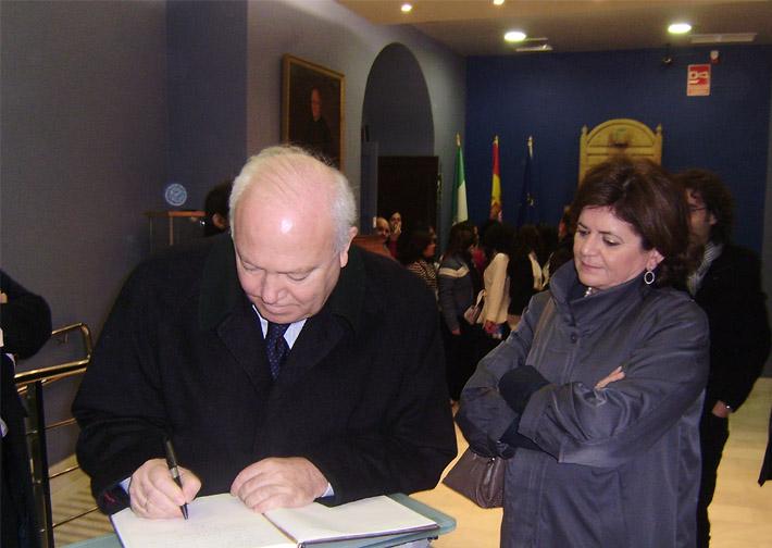 Foto 3 de 3 del artículo «El ex-ministro Miguel Ángel Moratinos visita el Museo Aguilar y Eslava»