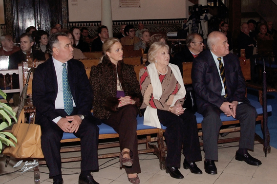 Foto 2 de 8 del artículo «Reconomiento a a familia Navarro Domínguez en el Acto Académico del Día de la Purísima»