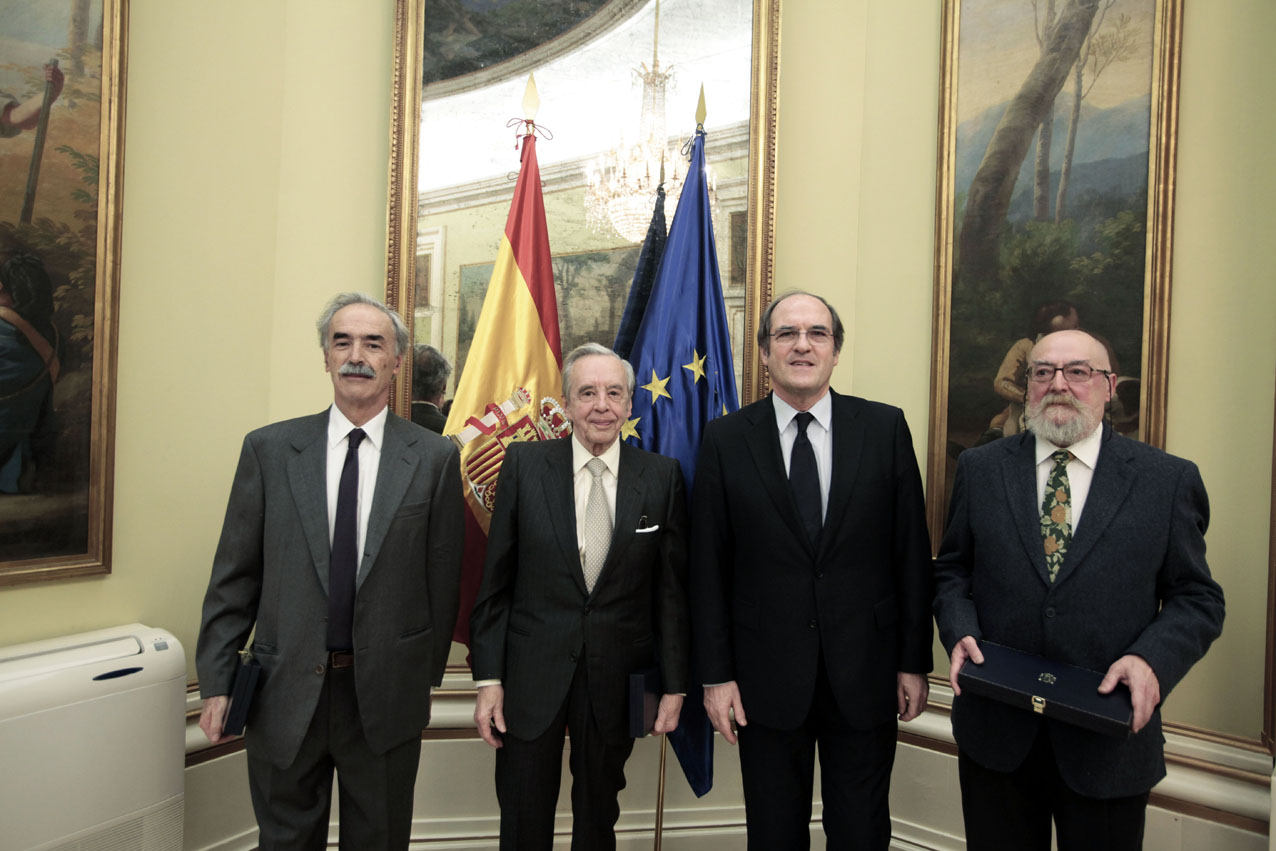 Foto 1 de 6 del artículo «El ministro de Educación entrega la condecoración de la Orden de Alfonso X el Sabio a la…»