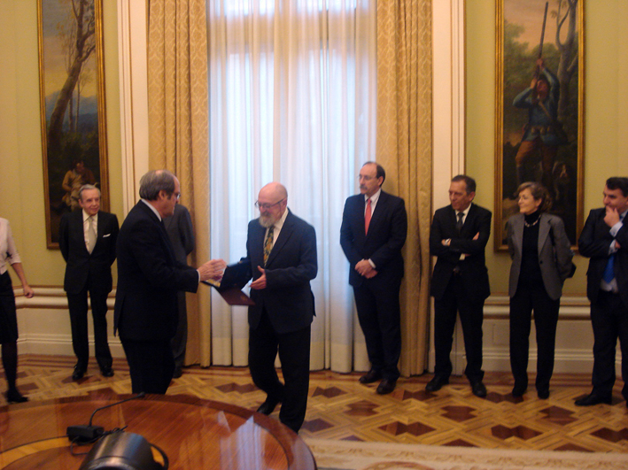 Foto 2 de 6 del artículo «El ministro de Educación entrega la condecoración de la Orden de Alfonso X el Sabio a la…»