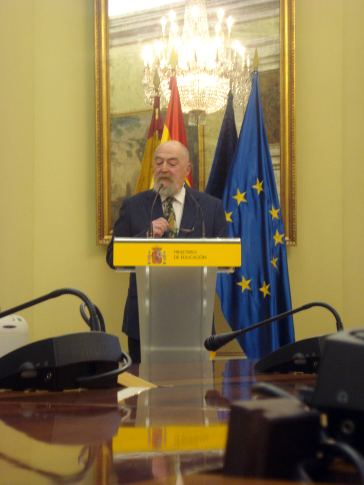 Foto 3 de 6 del artículo «El ministro de Educación entrega la condecoración de la Orden de Alfonso X el Sabio a la…»