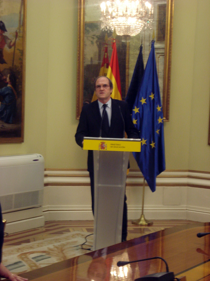 Foto 4 de 6 del artículo «El ministro de Educación entrega la condecoración de la Orden de Alfonso X el Sabio a la…»