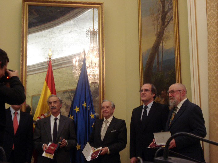 Foto 5 de 6 del artículo «El ministro de Educación entrega la condecoración de la Orden de Alfonso X el Sabio a la…»