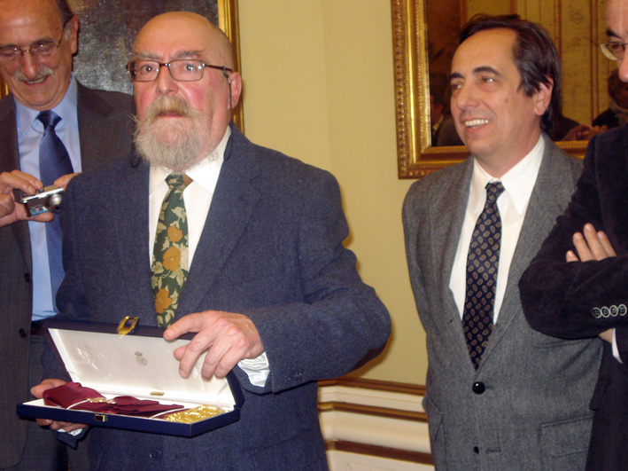 Foto 6 de 6 del artículo «El ministro de Educación entrega la condecoración de la Orden de Alfonso X el Sabio a la…»