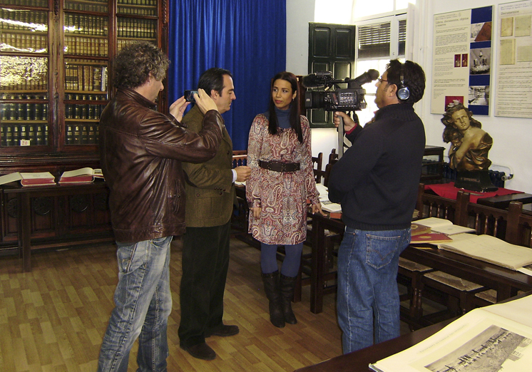 Foto 1 de 5 del artículo «Canal Sur 2 graba un reportaje sobre la biblioteca del Instituto-Fundación Aguilar y…»