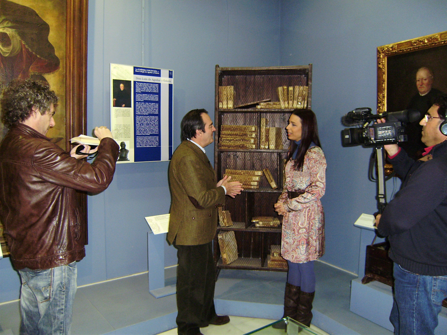 Foto 2 de 5 del artículo «Canal Sur 2 graba un reportaje sobre la biblioteca del Instituto-Fundación Aguilar y…»