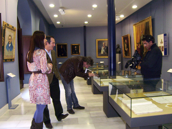 Foto 3 de 5 del artículo «Canal Sur 2 graba un reportaje sobre la biblioteca del Instituto-Fundación Aguilar y…»