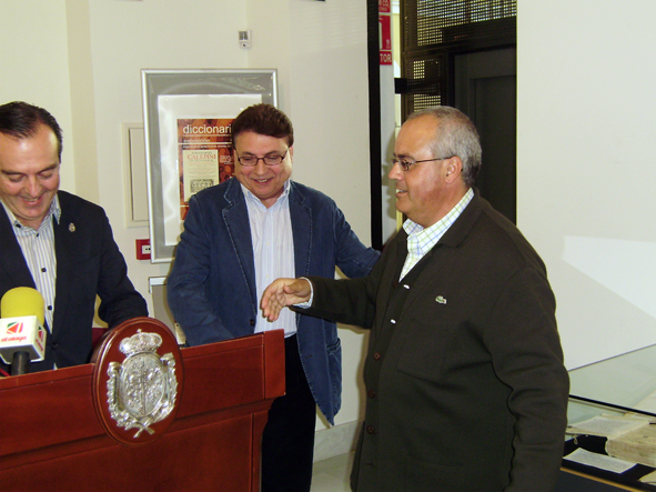Foto 3 de 9 del artículo «Presentación de la Exposición «Diccionarios» y entrega de diplomas del Taller de…»
