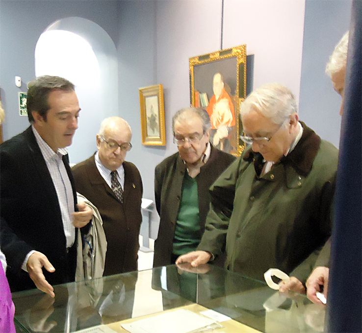 Foto 1 de 8 del artículo «El diplomático Inocencio Arias visita el Museo Aguilar y Eslava»
