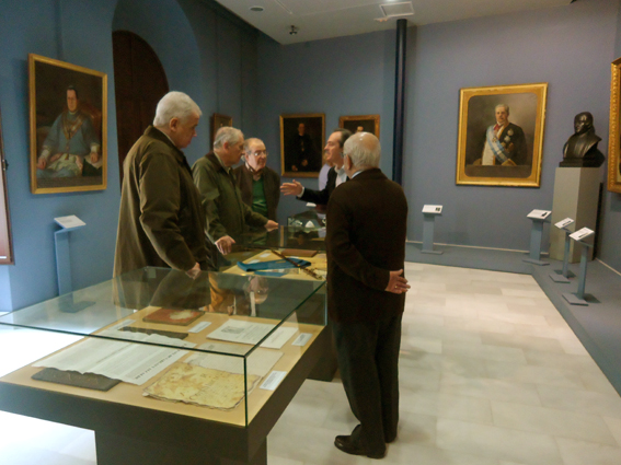 Foto 4 de 8 del artículo «El diplomático Inocencio Arias visita el Museo Aguilar y Eslava»