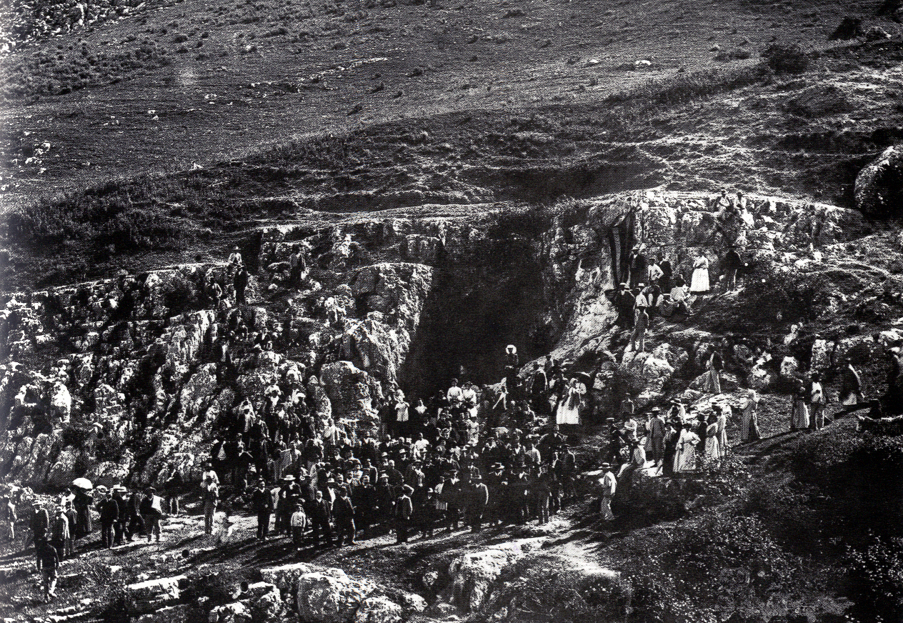 Foto 2 de 3 del artículo «El Instituto Aguilar y Eslava recuerda la Sima de Cabra como lugar cervantino»