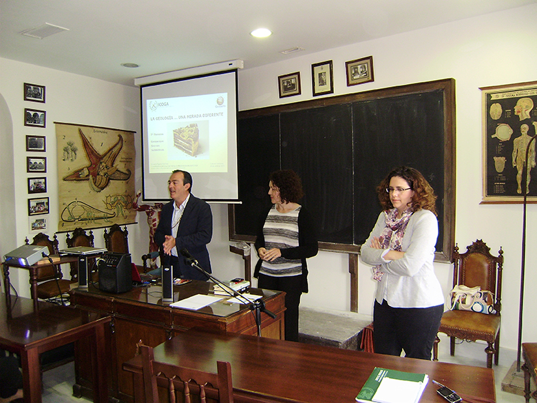 Foto 2 de 3 del artículo «Geología y teatro infantil en el Museo Aguilar y Eslava»