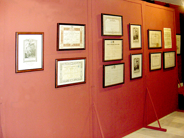 Grabados, diplomas y títulos del Instituto-Fundación (foto 2 de 6)