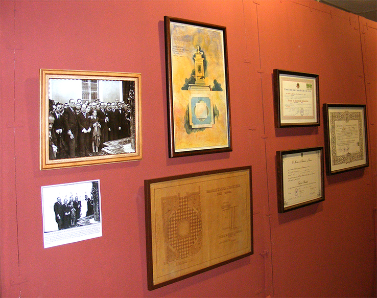 Grabados, diplomas y títulos del Instituto-Fundación (foto 4 de 6)