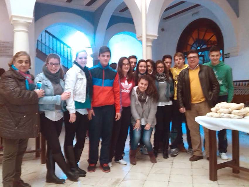 Foto 2 de 6 del artículo «El IES Aguilar y Eslava celebra el Día de Andalucía»