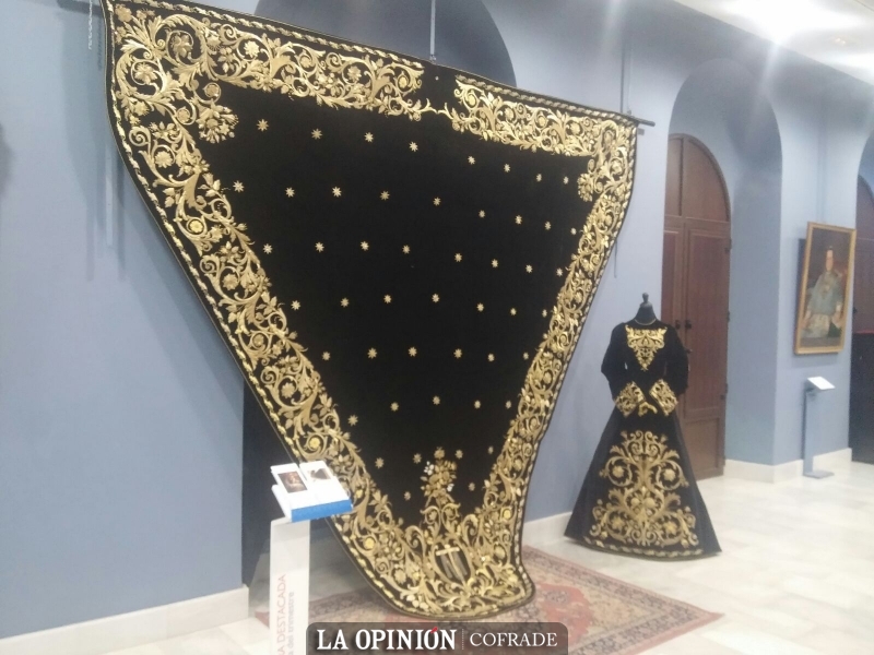 Foto 1 de 3 del artículo «Presentación de la restauración del manto de la Virgen de los Dolores»