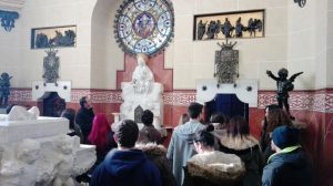 Foto del artículo «Estudiantes de Bachillerato de Artes del Instituto visitan el Mausoleo de la Vizcondesa…»