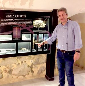 Foto 1 de 4 del artículo «El periodista deportivo Manolo Lama visita el Museo de la Pasión»