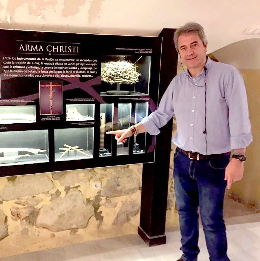 Foto 1 de 4 del artículo «El periodista deportivo Manolo Lama visita el Museo de la Pasión»