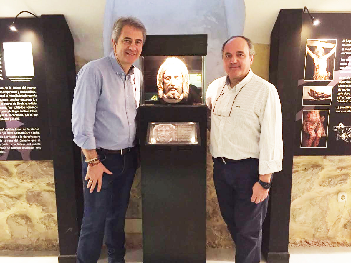 Foto 3 de 4 del artículo «El periodista deportivo Manolo Lama visita el Museo de la Pasión»