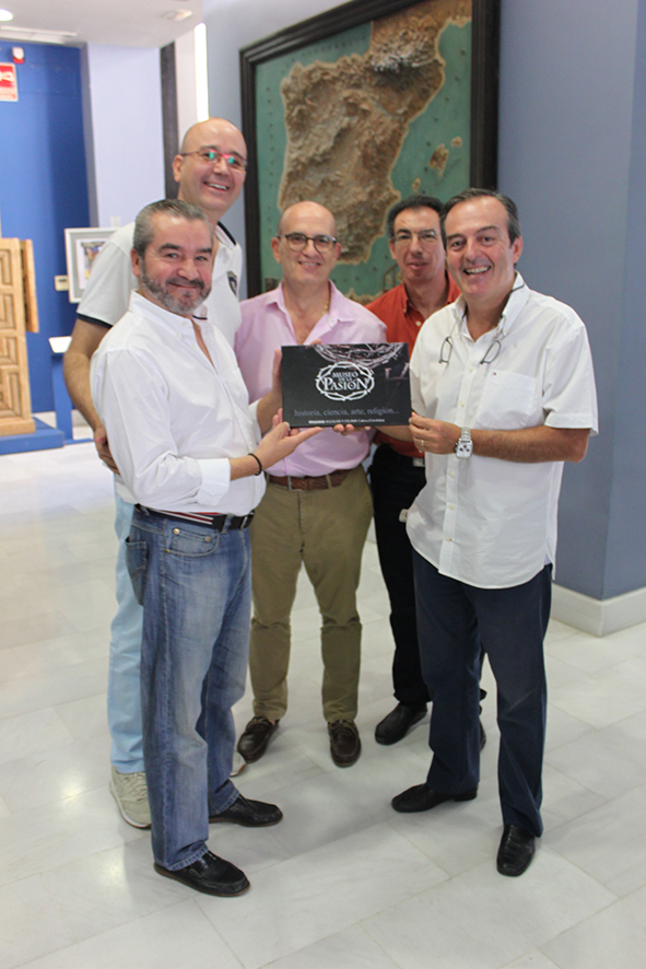 Foto 2 de 3 del artículo «La Hermandad pasionista del Cerro del Águila de Sevilla visita el Museo de la Pasión»