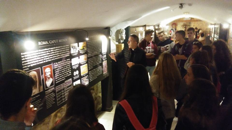 Foto 4 de 7 del artículo «Visitas de alumnado de institutos gaditanos al Museo de la Pasión y al Museo Aguilar y…»
