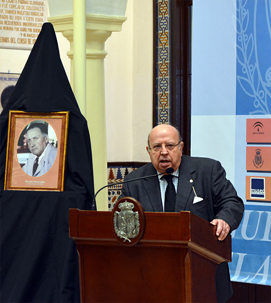 Foto 1 de 12 del artículo «Conferencia sobre la Constitución del profesor y académico José Peña González»