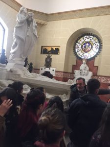 Foto 1 de 8 del artículo «Visita de estudiantes de Arte del Instituto al Mausoleo de la Vizcondesa de Termens»
