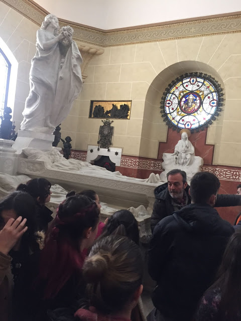 Foto 1 de 8 del artículo «Visita de estudiantes de Arte del Instituto al Mausoleo de la Vizcondesa de Termens»