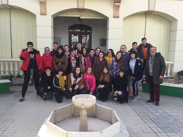 Foto 2 de 8 del artículo «Visita de estudiantes de Arte del Instituto al Mausoleo de la Vizcondesa de Termens»