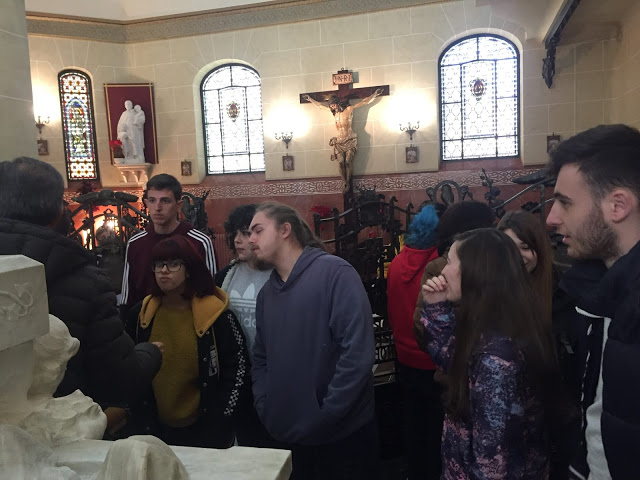 Foto 5 de 8 del artículo «Visita de estudiantes de Arte del Instituto al Mausoleo de la Vizcondesa de Termens»
