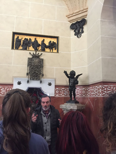 Foto 6 de 8 del artículo «Visita de estudiantes de Arte del Instituto al Mausoleo de la Vizcondesa de Termens»