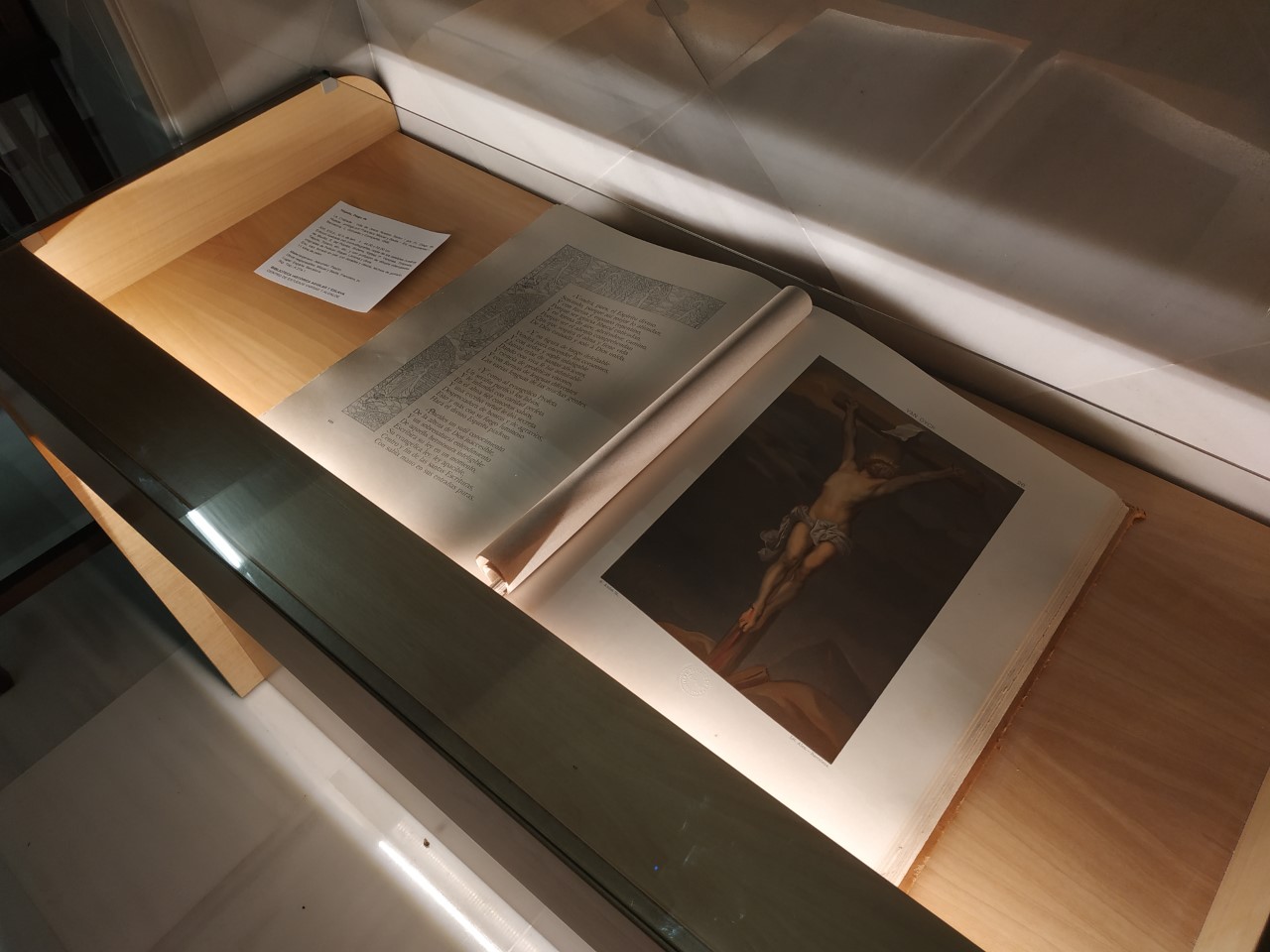 Foto 2 de 3 del artículo «La Biblia de Scío y La Cristiada de Hojeda en la exposición «Escenas de la Pasión», en el…»