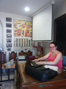 Foto del artículo «Nazaret Ortiz Molina, estudiante de la UCO, actualiza parte del inventario del Museo…»