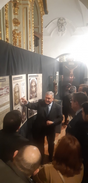 Foto 3 de 5 del artículo «La exposición «El Hombre de la Sábana Santa» en Priego»