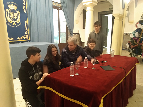 Foto 2 de 6 del artículo «El periodista deportivo Manolo Lama mantiene un encuentro con estudiantes del Instituto…»