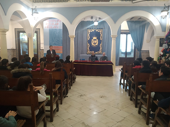 Foto 3 de 6 del artículo «El periodista deportivo Manolo Lama mantiene un encuentro con estudiantes del Instituto…»