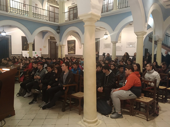 Foto 4 de 6 del artículo «El periodista deportivo Manolo Lama mantiene un encuentro con estudiantes del Instituto…»