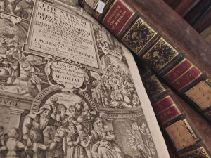 Foto del artículo «Preparamos nueva exposición con Joyas Bibliográficas del siglo XVII de nuestra biblioteca…»