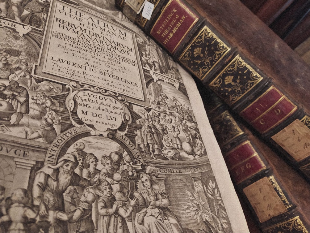Foto del artículo «Preparamos nueva exposición con Joyas Bibliográficas del siglo XVII de nuestra biblioteca…»