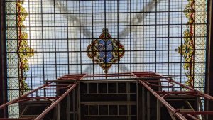Foto 1 de 20 del artículo «Conservación-restauración de la vidriera artística del Patio de Cristales del…»