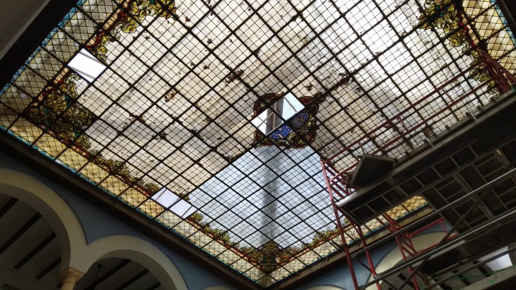 Foto 10 de 20 del artículo «Conservación-restauración de la vidriera artística del Patio de Cristales del…»