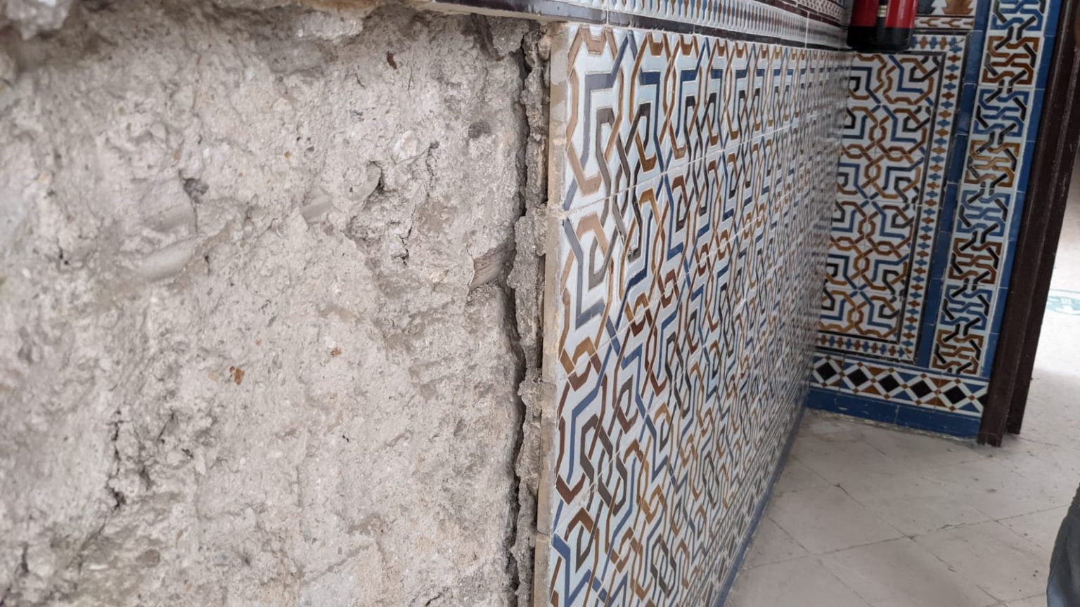 Foto 2 de 7 del artículo «Conservación y restauración zócalo cerámico Patio de Cristales del Instituto-Fundación…»