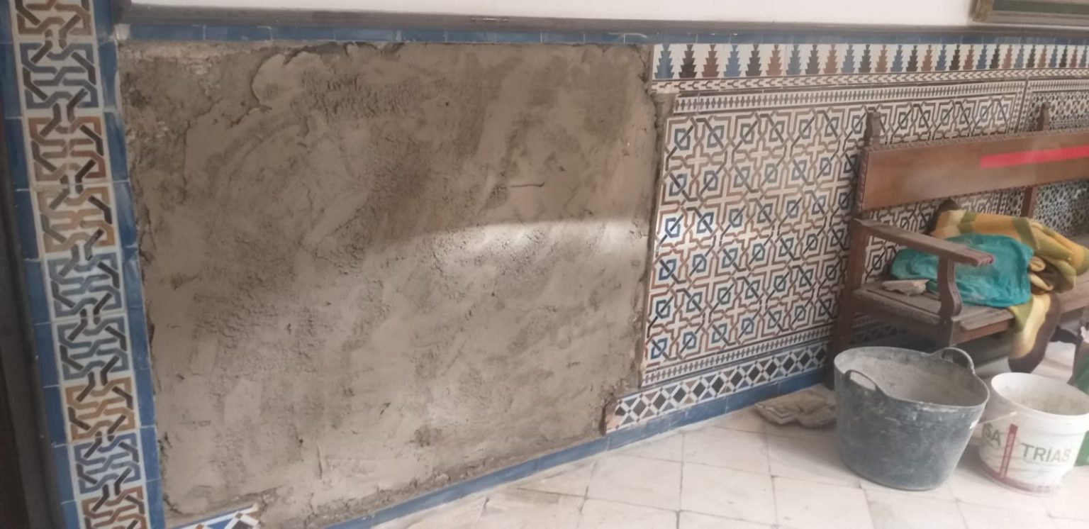 Foto 5 de 7 del artículo «Conservación y restauración zócalo cerámico Patio de Cristales del Instituto-Fundación…»