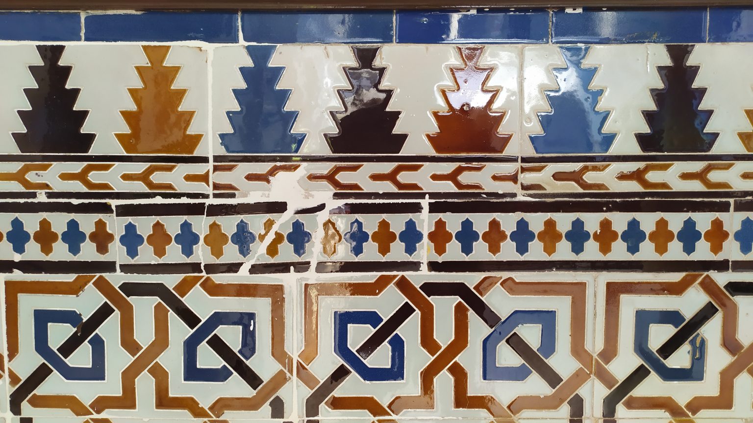 Foto 6 de 7 del artículo «Conservación y restauración zócalo cerámico Patio de Cristales del Instituto-Fundación…»