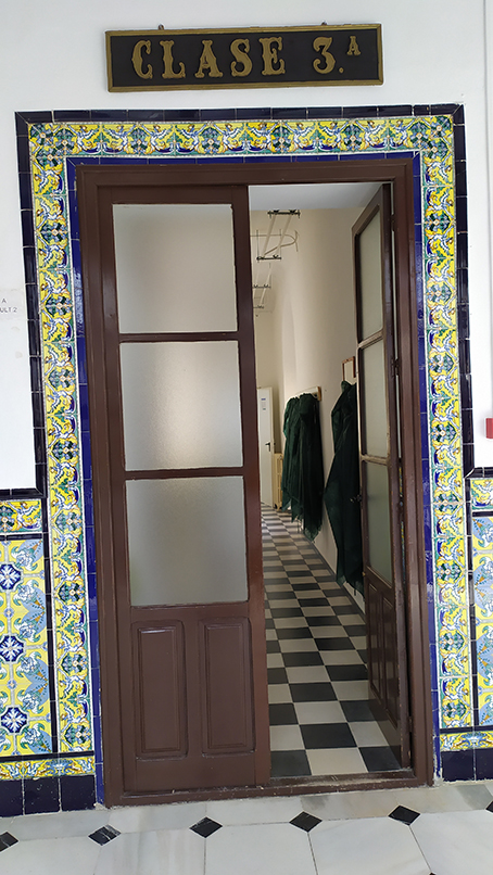 Foto 3 de 7 del artículo «Recuperación de antiguos rótulos de dependencias del Instituto-Colegio»