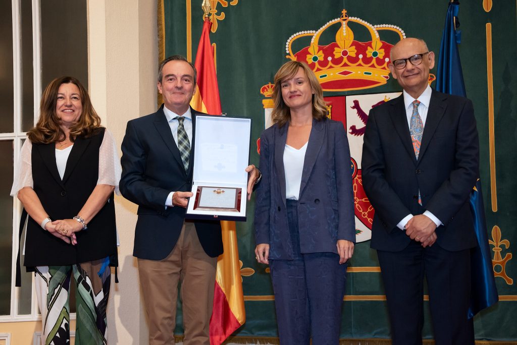 Foto 2 de 2 del artículo «El Instituto Aguilar y Eslava recibe la placa de honor de la orden de Alfonso X el Sabio»