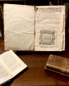 Foto 1 de 3 del artículo «Donación de una obra de 1592 a la Biblioteca Histórica Aguilar y Eslava»