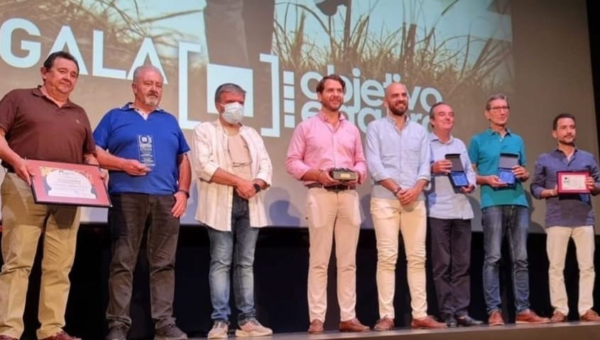 Foto 1 de 2 del artículo «La Asociación Cultural de Fotógrafos egabrenses homenajea al IES Aguilar y Eslava»